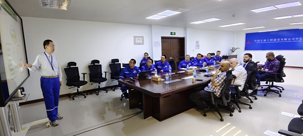 考察團聽取檢測公司情況介紹3